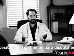 Doctor se folla hermosa rubia frente al esposo sub español subporno subtitulado